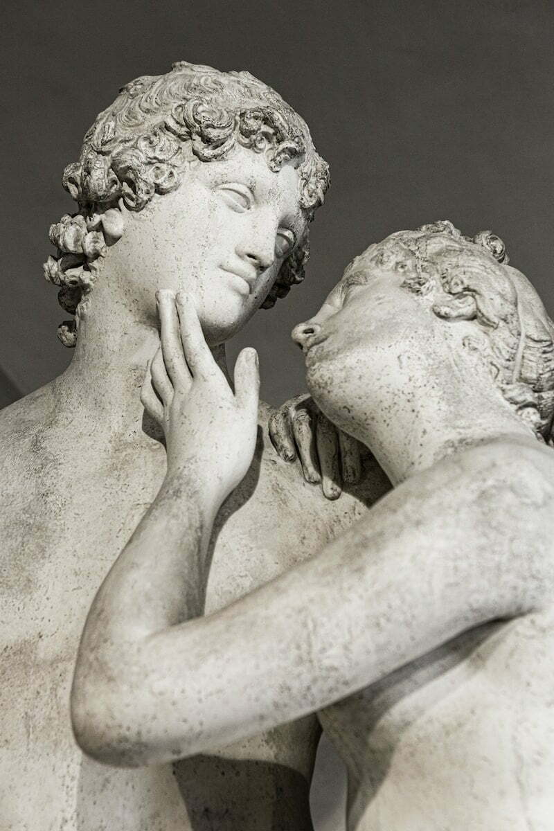 statue of a couple